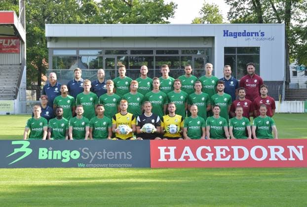 27 07 2024, GER, Football, Regionalliga West, Season 2024 2025, Ohlendorfstadion im Heidewald, Gütersloh FC Gütersloh Photo session 2024 2025 Team photo FC Gütersloh 2024 2025, Action, Single photo, Team photo Back row, f L Coach Ralf Niehaus, physiotherapist Florian Ameluxen, coach Michael Kuhr, Patrik Twardzik, Dimitrios Touratzidis, Aleksandar Kandic, Grigorijs Degtjarevs, Leo Weichert, team manager Rene Harder and coach Julian Hesse Middle row, f L Coach Annika Krause, David Winke, Luis Frieling, Henri Bollmann, Lars Beuckmann, Jannik Borgmann, Armin Pjetrovic, Lennard Rolf, Justus Henke, Co-Coach Matthias Haeder, Goalkeeper Coach Patrick Richter Front row, v L Erik Lanfer, Philimon Tawiah, Kevin Freiberger, Allan Firmino Dantas, Roman Schabbing, Janro Peters, Tim Matuschewsky, Nico Tübing, Ilias Illig, Phil Beckhoff, Julian Schauerte Co-coach Andre Kording is missing