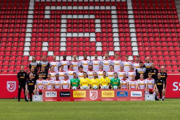 18 07 2024, Soccer, GER, Season 2024 2025, 2 Liga,Press event, SSV Jahn Regensburg SSV Jahn Regensburg 2 BL, Porträttermin 2024 2025, hi row from left Christoph Rezler Co Trainer , Oliver Seitz Co Trainer , Eric Hottmann, Mansour Ouro Tagba, Louis Breunig, Noah Ganaus, Rasim Bulic, Florian Ballas, Leopold Wurm, Dejan Galjen, Christian Kühlwetter, Joe Enochs Head Coach mi row from left Tobias Rutzinger Physiotherapist , Klaus Dieter Schneider Supervisor , Reinhold Reisinger Supervisor , Niclas Anspach, Christian Viet, Alexander Bittroff, Jonas Bauer, Robin Ziegele, Elias Huth, Nico Ochojski, Tobias Eisenhuth, Sebastian Ernst, Philipp Tschauner Goalkeeper Coach , Achim Beierlorzer Managing Director Sport , Katja Schöppl Team Manager front row from left Dr. Bernd Meyer Team Doctor , Noel Eichinger, Oscar Schönfelder, Bryan Hein, Andreas Geipl, Leon Cuk, Julian Pollersbeck, Felix Gebhardt, Alexander Weidinger, Timo Kurzka, Benedikt Saller, Max Meyer, Kai Pröger, Dominik Kother, Prof Dr Franz Müller Team Doctor Enochs DFL REGULATIONS PROHIBIT ANY USE OF PHOTOGRAPHS AS IMAGE SEQUENCES AND OR QUASI VIDEO Regensburg Bayern Germany Jahnstadion Regensburg