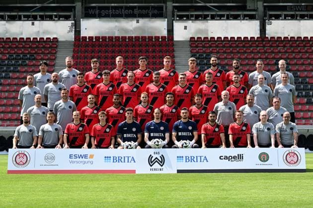 18 07 2024, xjhx, Football 3 League, SV Wehen Wiesbaden photo session season 2024 25, portrait session 2024 2025, team photo emspor, back row from left physiotherapist Shohei Nozawa, athletics coach Sebastian Wagener, Gino Fechner, Bjarke Jacobsen, Moritz Flotho, Florian Carstens, Justin Janitzek, Nikolas Agrafiotis, Martin Angha, Goalkeeper Coach Marjan Petkovic, Scout Konstantin Langhammer 2 row from left Head of Prevention Rehabilitation Javier Cordero, Co Coach Analysis Giuliano Modica, Ivan Franjic, Ben Nink, Ryan Johansson, Sascha Mockenhaupt, Marius Wegmann, Antonio Jonjic, Nico Rieble, Team Manager Patrick Glaser, Match Analyst Phil Weimer 3rd row from left Co Coach Frank Steinmetz, Head Coach Nils Döring, Amar Catic, Amin Farouk, Ole Wohlers, Nassim El Ouarti, Thijmen Goppel, Managing Director Sport Uwe Stöver, Coach Gerhard Eckel, Coach Thorsten Conradi Front row from left Head of Physiotherapy Robin Reitze, Athletics Coach Dominik Hönig, Emanuel Taffertshofer, Nick Bätzner, Noah Brdar, Florian Stritzel, Arthur Lyska, Tarik Gözüsirin, Fabian Greilinger, Head of Scouting Philipp Gründler, Team Doctor Dr. Achim Bitschnau Mohamed Amsif DFL DFB REGULATIONS PROHIBIT ANY USE OF PHOTOGRAPHS as IMAGE SEQUENCES and or QUASI VIDEO Wiesbaden is missing