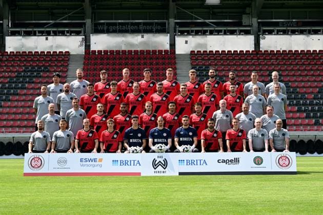 18 07 2024, xjhx, Football 3 League, SV Wehen Wiesbaden photo session season 2024 25, portrait session 2024 2025, team photo emspor, back row from left physiotherapist Shohei Nozawa, athletics coach Sebastian Wagener, Gino Fechner, Bjarke Jacobsen, Moritz Flotho, Florian Carstens, Justin Janitzek, Nikolas Agrafiotis, Martin Angha, Goalkeeper Coach Marjan Petkovic, Scout Konstantin Langhammer 2 row from left Head of Prevention Rehabilitation Javier Cordero, Co Coach Analysis Giuliano Modica, Ivan Franjic, Ben Nink, Ryan Johansson, Sascha Mockenhaupt, Marius Wegmann, Antonio Jonjic, Nico Rieble, Team Manager Patrick Glaser, Match Analyst Phil Weimer 3rd row from left Co Coach Frank Steinmetz, Head Coach Nils Döring, Amar Catic, Amin Farouk, Ole Wohlers, Nassim El Ouarti, Thijmen Goppel, Managing Director Sport Uwe Stöver, Coach Gerhard Eckel, Coach Thorsten Conradi Front row from left Head of Physiotherapy Robin Reitze, Athletics Coach Dominik Hönig, Emanuel Taffertshofer, Nick Bätzner, Noah Brdar, Florian Stritzel, Arthur Lyska, Tarik Gözüsirin, Fabian Greilinger, Head of Scouting Philipp Gründler, Team Doctor Dr. Achim Bitschnau Mohamed Amsif DFL DFB REGULATIONS PROHIBIT ANY USE OF PHOTOGRAPHS as IMAGE SEQUENCES and or QUASI VIDEO Wiesbaden is missing