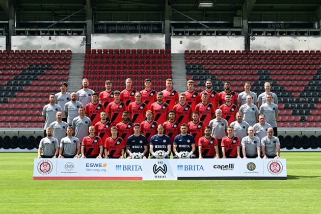 18 07 2024, xjhx, Football 3 League, SV Wehen Wiesbaden photo session season 2024 25, portrait session 2024 2025, team photo emspor, back row from left physiotherapist Shohei Nozawa, athletics coach Sebastian Wagener, Gino Fechner, Bjarke Jacobsen, Moritz Flotho, Florian Carstens, Justin Janitzek, Nikolas Agrafiotis, Martin Angha, Goalkeeper Coach Marjan Petkovic, Scout Konstantin Langhammer 2 row from left Head of Prevention Rehabilitation Javier Cordero, Co Coach Analysis Giuliano Modica, Ivan Franjic, Ben Nink, Ryan Johansson, Sascha Mockenhaupt, Marius Wegmann, Antonio Jonjic, Nico Rieble, Team Manager Patrick Glaser, Match Analyst Phil Weimer 3rd row from left Co Coach Frank Steinmetz, Head Coach Nils Döring, Amar Catic, Amin Farouk, Ole Wohlers, Nassim El Ouarti, Thijmen Goppel, Managing Director Sport Uwe Stöver, Coach Gerhard Eckel, Coach Thorsten Conradi Front row from left Head of Physiotherapy Robin Reitze, Athletics Coach Dominik Hönig, Emanuel Taffertshofer, Nick Bätzner, Noah Brdar, Florian Stritzel, Arthur Lyska, Tarik Gözüsirin, Fabian Greilinger, Head of Scouting Philipp Gründler, Team Doctor Dr. Achim Bitschnau Mohamed Amsif DFL DFB REGULATIONS PROHIBIT ANY USE OF PHOTOGRAPHS as IMAGE SEQUENCES and or QUASI VIDEO Wiesbaden is missing