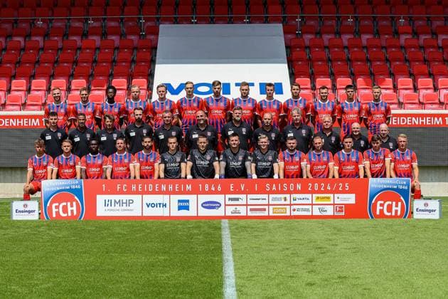 GER FC Heidenheim 1846 1 Bundesliga, Portraettermin 2024 2025 Team photo, 19 07 2024, Row 1 Standing on a beer bench From left to right Benedikt Gimber, Tim Siersleben, Omar Traore, Lennard Maloney, Mikkel Kaufmann, Maximilian Breunig, Julian Niehues, Patrick Mainka, Jan Schoeppner, Marvin Pieringer, Denis Thomalla, Mathias Honsak, Adrian Beck Row 2 Standing on the pitch From left to right Tobias Haeussler Athletic Trainer , Said Lakhal Athletic Trainer , Bernd Weng Goalkeeper Coach , Roland Bosch Physiotherapist , Dieter Jarosch Co Coach , Frank Schmidt Head Coach , Marc Weiss Physiotherapist , Alexander Raaf Team Manager , Andreas Heintzen Team Doctor , Udo Tiefenbacher Team Doctor , Bernhard Raab Co Coach , Manuel Henck Equipment Manager Row 3 Seated on the bench From left to right Christopher Negele , Leonardo Scienza , Sirlord Conthe, Norman Theuerkauf, Stefan Schimmer, Frank Feller, Vitus Eicher, Kevin Müller, Paul Tschernuth, Marnon Busch, Jonas Foehrenbach, Thomas Keller, Luca Kerber, Luka Janes Paul Wanner missing DFB DFL regulations prohibit any use of photographs as image sequences and or quasi video GER FC Heidenheim 1846 1 Bundesliga, Portraettermin 2024 2025, Team photo, 19 07 2024 Heidenheim Copyright: xEibner-Pressefoto RogerxBuerkex EP_RBE