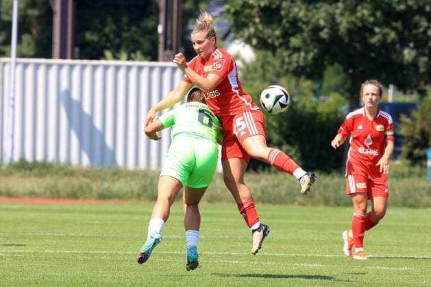 DEU, 2 BL, Frauen, 1 FC Union vs , 21 07 2024, Stadion Alte Foersterei, Berlin, DEU, 2 BL, Frauen, 1 FC Union vs , im Bild Dina Orschmannin 1 FC Union Berlin 25 11, Anastasia Harting Wolfsburg II 6 DFL regulations prohibit any use of Photographs as image sequences and or quasi video Foto Juergen Engler nordphoto GmbH nordphotoxGmbHx xEngler nph00076