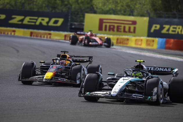 01 VERSTAPPEN Max (nld), Red Bull Racing RB20, 44 HAMILTON Lewis (gbr), Mercedes AMG F1 Team W15, action during the Formula 1 Hungarian Grand Prix 2024, 13th round of the 2024 Formula One World Championship, WM, Weltmeisterschaft from July 19 to 21, 2024 on the Hungaroring, in Mogyorod, Hungary - F1 - HUNGARIAN GRAND PRIX 2024 DPPI Panoramic 240721_R13_UNGHERIA_DP_XB3_9360