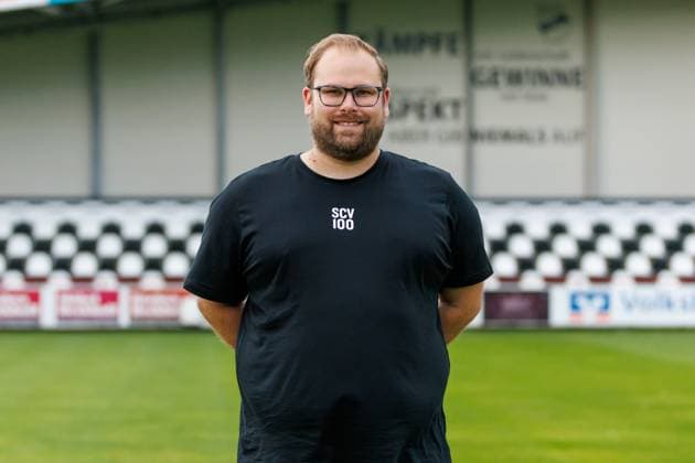 Team manager Mirko Leesemann SC Verl 3 Liga, Porträttermin 2024 2025 GER, Portraettermin SC Verl, Fussball, 3 Liga, Spielzeit 2024 2025, 21 07 2024 DFL Regulations prohibit any use of photographers as image sequences and or quasi video GER, Portraettermin SC Verl, Fussball, 3 Liga, Spielzeit 2024 2025, 21 07 2024 Verl Copyright: xJanxStrohdiekx JSK