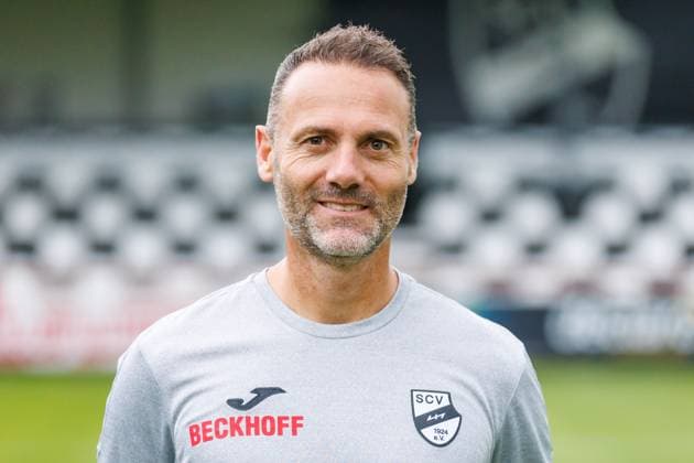 Head coach Alexander Ende SC Verl 3 Liga, Porträttermin 2024 2025 GER, Portraettermin SC Verl, Fussball, 3 Liga, Spielzeit 2024 2025, 21 07 2024 DFL Regulations prohibit any use of photographers as image sequences and or quasi video GER, Portraettermin SC Verl, Fussball, 3 Liga, Spielzeit 2024 2025, 21 07 2024 Verl Copyright: xJanxStrohdiekx JSK