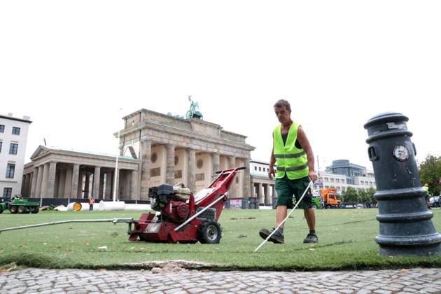 DEU, UEFA, EM 2024, fan mile dismantling, 22 07 2024, Brandenburg Gate, Berlin, DEU, UEFA, EM 2024, fan mile dismantling, in the picture artificial turf and the giant gate are dismantled again, photo Juergen Engler nordphoto GmbH nordphotoxGmbHx xEngler nph00076
