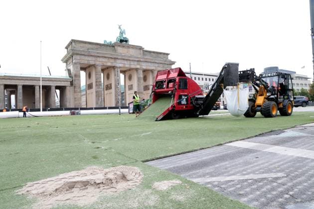 DEU, UEFA, EM 2024, fan mile dismantling, 22 07 2024, Brandenburg Gate, Berlin, DEU, UEFA, EM 2024, fan mile dismantling, in the picture artificial turf and the giant gate are dismantled again, cleaning machine, removes the sand from the lawn Photo Juergen Engler nordphoto GmbH nordphotoxGmbHx xEngler nph00076