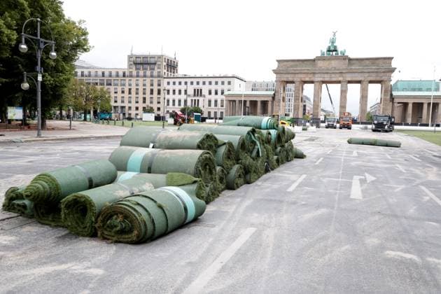 DEU, UEFA, EM 2024, fan mile dismantling, 22 07 2024, Brandenburg Gate, Berlin, DEU, UEFA, EM 2024, fan mile dismantling, in the picture artificial turf and the giant gate are dismantled again, photo Juergen Engler nordphoto GmbH nordphotoxGmbHx xEngler nph00076