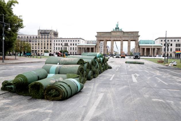 DEU, UEFA, EM 2024, fan mile dismantling, 22 07 2024, Brandenburg Gate, Berlin, DEU, UEFA, EM 2024, fan mile dismantling, in the picture artificial turf and the giant gate are dismantled again, photo Juergen Engler nordphoto GmbH nordphotoxGmbHx xEngler nph00076