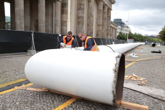 DEU, UEFA, EM 2024, fan mile dismantling, 22 07 2024, Brandenburg Gate, Berlin, DEU, UEFA, EM 2024, fan mile dismantling, in the picture artificial turf and the giant gate are dismantled again, photo Juergen Engler nordphoto GmbH nordphotoxGmbHx xEngler nph00076