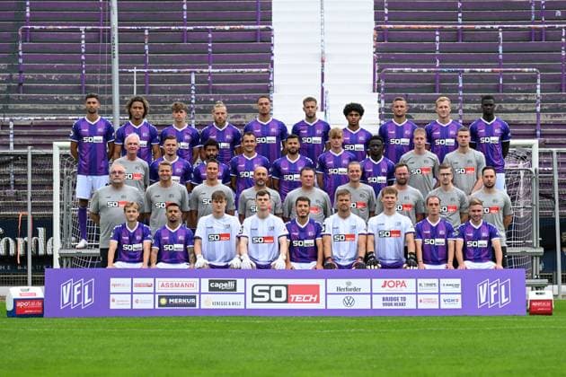 VfL Osnabrück 3 Liga Porträttermin 2024 2025 am 23 07 2024 an der Bremer Brücke in Osnabrück 4 Reihe f l n r Aday Ercan, Yigit Karademir, Felix Langhammer, Brian Beyer, Joel Zwarts, Jannes Wulff, Kevin Wiethaup, Timo Beermann, Niklas Wiemann, Maxwell Gyamfi 3 row f l n r Manfred Glüsenkamp Gluesenkamp Sports Psychologist , Clemens Kruse, Erik Engelhardt, Noel Niemann, Robert Tesche, Dave Gnaase, Niklas Niehoff, Ismail Badjie, Leon Seelhöfer Seelhoefer Team Manager , Tim Schütte Schuette rehab coach 2 row from left to right Dr. Tom Herzig team doctor , Marian Unger goalkeeper coach , Tim Danneberg co-coach , Maniyel Nergiz co-coach , Uwe Koschinat head coach , Mathis Beckmann athletics coach , Sebastian Schwermann head physiotherapist , Jannik Weber Physiotherapist , Lennart Bartling Physiotherapist , 1 row f l n r Bastien Conus, Lion Semic, Mats Remberg, David Richter, Bashkim Ajdini, Lukas Jonsson, Luca Böggemann, Liridon Mulaj, Lars Kehl Missing Mario Richter Equipment manager MT