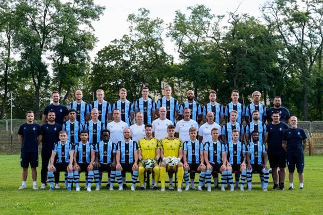SV Waldhof Mannheim 3 Liga, Porträttermin 2024 2025, Team photo, Back f l Cedric Schmidt Physiotherapist , Marcel Seegert, Julian Rieckmann, Malte Karbstein, Maximilian Thalhammer, Niklas Hoffmann, Terrence Boyd, Lukas Klünter, Adrian Fein, Samuel Abifade, Ugur Akyol Team coach , center from left Yannick Heck Team manager , Anthony Loviso Technical director sport , Yusuf Wardak, Janne Sietan, Florian Beck Goalkeeper coach , Frank Eulberg Co coach Analysis , Marco Antwerpen Head Coach , Frank Döpper Co Coach , Dirk Stelly Athletics Coach , Fridolin Wagner, Tim Sechelmann, Noel Tack Team Coach , Fred Haas Team Coach , Front f l Arlind Rexhepi, Seyhan Yigit, Kennedy Onyedika Okpala, Rico Benatelli, Omer Hanin goalkeeper , Malwin Zok goalkeeper , Sascha Voelcke, Martin Kobylanski, Jonas Carls, Kelvin Arase, Official team photo for the 2024 25 season, team photo, team, team, group picture xozx