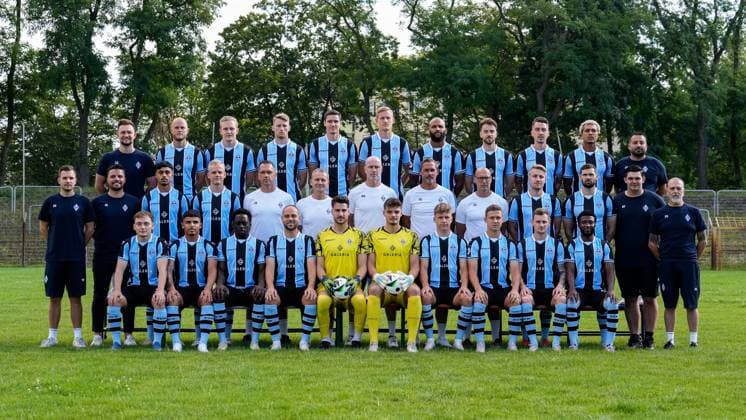 SV Waldhof Mannheim 3 Liga, Porträttermin 2024 2025, Team photo, Back f l Cedric Schmidt Physiotherapist , Marcel Seegert, Julian Rieckmann, Malte Karbstein, Maximilian Thalhammer, Niklas Hoffmann, Terrence Boyd, Lukas Klünter, Adrian Fein, Samuel Abifade, Ugur Akyol Team coach , center from left Yannick Heck Team manager , Anthony Loviso Technical director sport , Yusuf Wardak, Janne Sietan, Florian Beck Goalkeeper coach , Frank Eulberg Co coach Analysis , Marco Antwerpen Head Coach , Frank Döpper Co Coach , Dirk Stelly Athletics Coach , Fridolin Wagner, Tim Sechelmann, Noel Tack Team Coach , Fred Haas Team Coach , Front f l Arlind Rexhepi, Seyhan Yigit, Kennedy Onyedika Okpala, Rico Benatelli, Omer Hanin goalkeeper , Malwin Zok goalkeeper , Sascha Voelcke, Martin Kobylanski, Jonas Carls, Kelvin Arase, Official team photo for the 2024 25 season, team photo, team, team, group picture xozx