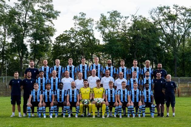 SV Waldhof Mannheim 3 Liga, Porträttermin 2024 2025, Team photo, Back f l Cedric Schmidt Physiotherapist , Marcel Seegert, Julian Rieckmann, Malte Karbstein, Maximilian Thalhammer, Niklas Hoffmann, Terrence Boyd, Lukas Klünter, Adrian Fein, Samuel Abifade, Ugur Akyol Team coach , center from left Yannick Heck Team manager , Anthony Loviso Technical director sport , Yusuf Wardak, Janne Sietan, Florian Beck Goalkeeper coach , Frank Eulberg Co coach Analysis , Marco Antwerpen Head Coach , Frank Döpper Co Coach , Dirk Stelly Athletics Coach , Fridolin Wagner, Tim Sechelmann, Noel Tack Team Coach , Fred Haas Team Coach , Front f l Arlind Rexhepi, Seyhan Yigit, Kennedy Onyedika Okpala, Rico Benatelli, Omer Hanin goalkeeper , Malwin Zok goalkeeper , Sascha Voelcke, Martin Kobylanski, Jonas Carls, Kelvin Arase, Official team photo for the 2024 25 season, team photo, team, team, group picture xozx