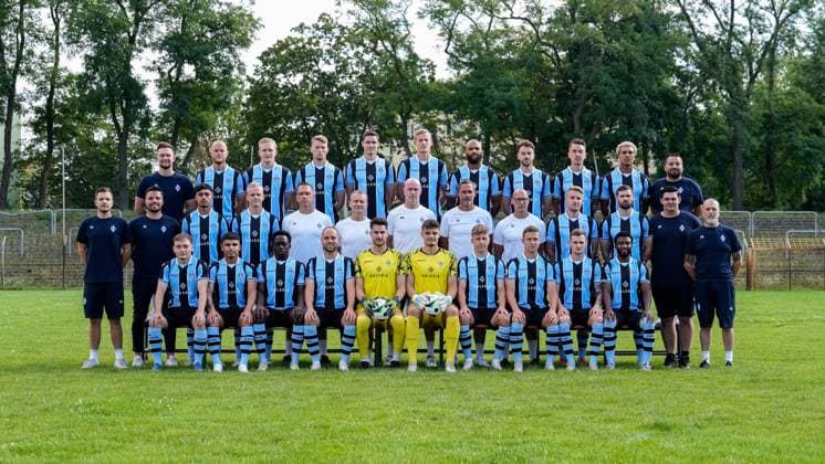 SV Waldhof Mannheim 3 Liga, Porträttermin 2024 2025, Team photo, Back f l Cedric Schmidt Physiotherapist , Marcel Seegert, Julian Rieckmann, Malte Karbstein, Maximilian Thalhammer, Niklas Hoffmann, Terrence Boyd, Lukas Klünter, Adrian Fein, Samuel Abifade, Ugur Akyol Team coach , center from left Yannick Heck Team manager , Anthony Loviso Technical director sport , Yusuf Wardak, Janne Sietan, Florian Beck Goalkeeper coach , Frank Eulberg Co coach Analysis , Marco Antwerpen Head Coach , Frank Döpper Co Coach , Dirk Stelly Athletics Coach , Fridolin Wagner, Tim Sechelmann, Noel Tack Team Coach , Fred Haas Team Coach , Front f l Arlind Rexhepi, Seyhan Yigit, Kennedy Onyedika Okpala, Rico Benatelli, Omer Hanin goalkeeper , Malwin Zok goalkeeper , Sascha Voelcke, Martin Kobylanski, Jonas Carls, Kelvin Arase, Official team photo for the 2024 25 season, team photo, team, team, group picture xozx