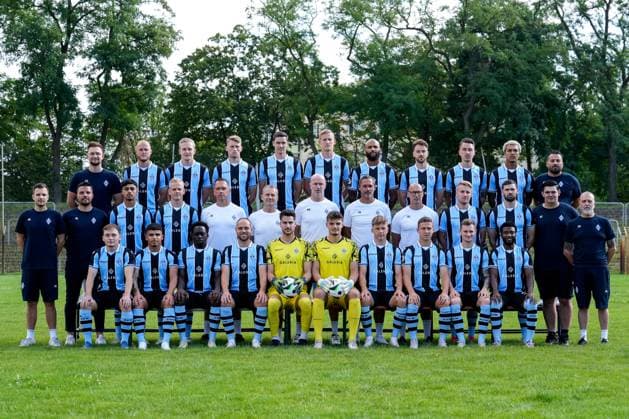 SV Waldhof Mannheim 3 Liga, Porträttermin 2024 2025, Team photo, Back f l Cedric Schmidt Physiotherapist , Marcel Seegert, Julian Rieckmann, Malte Karbstein, Maximilian Thalhammer, Niklas Hoffmann, Terrence Boyd, Lukas Klünter, Adrian Fein, Samuel Abifade, Ugur Akyol Team coach , center from left Yannick Heck Team manager , Anthony Loviso Technical director sport , Yusuf Wardak, Janne Sietan, Florian Beck Goalkeeper coach , Frank Eulberg Co coach Analysis , Marco Antwerpen Head Coach , Frank Döpper Co Coach , Dirk Stelly Athletics Coach , Fridolin Wagner, Tim Sechelmann, Noel Tack Team Coach , Fred Haas Team Coach , Front f l Arlind Rexhepi, Seyhan Yigit, Kennedy Onyedika Okpala, Rico Benatelli, Omer Hanin goalkeeper , Malwin Zok goalkeeper , Sascha Voelcke, Martin Kobylanski, Jonas Carls, Kelvin Arase, Official team photo for the 2024 25 season, team photo, team, team, group picture xozx