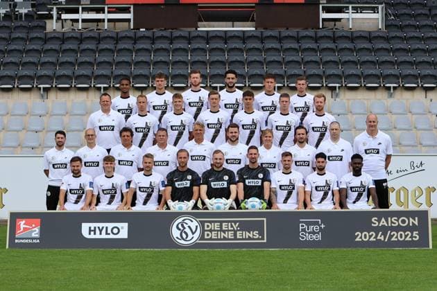 SV 07 Elversberg 2 Bundesliga, portrait date 2024 2025, team photo, 1 row from left Manuel Feil, Daniel Pantschenko, Luca Dürholtz, Tim Boss, Nicolas Kristof, Frank Lehmann, Luca Schnellbacher, Semih Sahin, Joseph Boyamba, 2nd row from left Tobias Tröss Athletics Coach , Franz Dietrich Video Analyst , Sascha Purket Goalkeeper Coach , Rudi Thömmes Co Coach , Horst Steffen Head Coach , Raphael Duarte Co Coach , Melanie Hubert Head Physiotherapist , Ricardo Bernardy Physiotherapist , Marc Guthoerl Team Doctor , Frank Krämer Team Doctor , 3rd row from left Volker Lefebre Coach , Maurice Neubauer, Robin Fellhauer, Carlo Sickinger, Frederik Schmahl, Elias Baum, Dominik Martinovic, 4th row from left Filimon Gerezgiher, Paul Stock, Florian Le Joncour, Mohammad Mahmoud, Lukas Pinckert, Arne Sicker Elversberg Ursapharm Arena an der Kaiserlinde Saarland Germany DE Copyright: xSebastianxBachx
