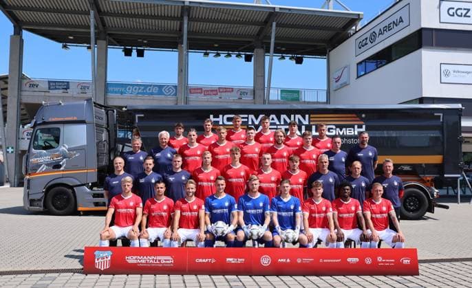FSV Zwickau team presentation Regionalliga NO FSV Zwickau Fussball, Regionalliga Nord Ost, Porträttermin ,2024 2025 , Team photo hi row from l Yannic Voigt, Rene Rüther Ruether, Jonas Dittrich, Philipp Heller, Randolf Riesen and Luis Klein 3 row from l Hygiene Officer Dr med Hans Jürgen Lambrecht, Team physician Dr med Bernhard Karich, Veron Dobruna, Felix Pilger, Sonny Ziemer, Felix Schlüsselburg Schluesselburg, Kilian Senkbeil, team manager Mario Kallisch and sports director Robin Lenk 2 row from l Team physician Dr med Uwe Flötgen Floetgen, team doctor Alexander Suffeda, physiotherapist Benjamin Jorde, Maximilian Somnitz, Lukas Eixler, Lucas Albert, Sandro Sengersdorf, co-coach Daniel Rupf, goalkeeper coach Tom Hornuff and head coach Rico Schmitt Front row from l Theo Gunnar Martens, Andrej Startsev, Mike Könnecke Koennecke, goalkeeper Lucas Hiemann, goalkeeper Benjamin Leneis, goalkeeper Leon Asseth, Jahn Herrmann, Lloyd Addo Kuffour and Marc Philipp Zimmermann , 15 07 2024, GGZ Arena Zwickau , Picture Point