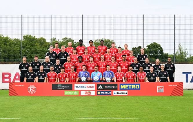 Fortuna Düsseldorf 2 BL, portrait appointment 2024 2025, team photo, 4th row from left David Savic, Jona Niemiec, Joshua Quarshie, Sima Suso, King Manu, êsak J-hannesson, Shinta Appelkamp 3rd row from left Team coach Oliver Paashaus, equipment manager Tom Wirtz, Tim Rossmann, Marcel Sobottka, Tim Oberdorf, Yannik Engelhardt, Danny Schmidt, Daniel Bunk, Sascha Rösler 2nd row from left Athletic trainer Engin Cicem, athletic trainer Andreas Gross, team doctor Dr med Ulf Blecker, physiotherapist Marcel Verstappen, Andre Hoffmann, Noah Mbamba, Dzenan Pejcinovic, Vincent Vermeij, Jordy de Wijs, Emmanuel Iyoha, goalkeeping coach Christoph Semmler, assistant coach Jan Hoepner, assistant coach Manfred Stefes, head coach Daniel Thioune 1st row from left Physiotherapist Mathias Eckl, physiotherapist Frank Hörstmann, Nicolas Gavory, Ao Tanaka, Felix Klaus, Florian Schock, Florian Kastenmeier, Robert Kwasigroch, Dennis Jastrzembski, Matthias Zimmermann, Karim Affo, video analyst Benjamin Fischer, video analyst Jonas Bergerhoff