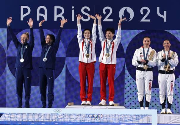 (240727) -- SAINT DENIS, July 27, 2024 -- Silver medalists Sarah Bacon Kassidy Cook of the United States, gold medalists Chang Yani Chen Yiwen of China and bronze medalists Yasmin Harper Scarlett Mew Jensen of Britain (L to R) attend the awarding ceremony after the women s synchronised 3m springboard final of diving at the Paris 2024 Olympic Games, Olympische Spiele, Olympia, OS in Saint Denis, near Paris, France, on July 27, 2024. Zhang Yuwei) (PARIS2024)FRANCE-SAINT DENIS-DIVING-WOMEN S SYNCHRONISED 3M SPRINGBOARD--AWARDING CEREMONY zhangyuwei
