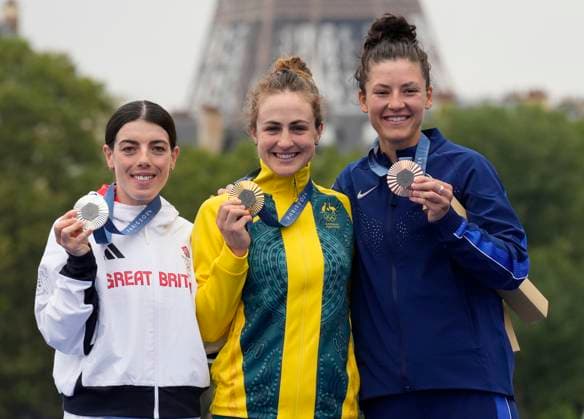 Gold medalist Grace Brown of Australia (C), silver medalist Anna Henderson of Great Britain (L) and bronze medalist Chloe Dygert of the U.S. pose with their medals after the Women s Road cycling, Rad, Radsport, Strasse Individual Time trial competition at the Paris 2024 Olympic Games, Olympische Spiele, Olympia, OS in Paris, France, on Saturday, July 27, 2024. OLY202407271541 PAULxHANNA