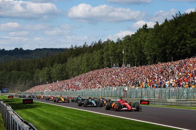 start of the race, depart, 16 LECLERC Charles (mco), Scuderia Ferrari SF-24, 44 HAMILTON Lewis (gbr), Mercedes AMG F1 Team W15, action during the Formula 1 Rolex Belgian Grand Prix 2024, 14th round of the 2024 Formula One World Championship, WM, Weltmeisterschaft from July 26 to 28, 2024 on the Circuit de Spa-Francorchamps, in Stavelot, Belgium - F1 - BELGIAN GRAND PRIX 2024 DPPI Panoramic 240728_R14_BELGIO_DP_AV3_3744