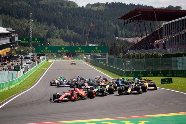 Start 16 LECLERC Charles (mco), Scuderia Ferrari SF-24, action 11 PEREZ Sergio (mex), Red Bull Racing RB20, action during the Formula 1 Rolex Belgian Grand Prix 2024, 14th round of the 2024 Formula One World Championship, WM, Weltmeisterschaft from July 26 to 28, 2024 on the Circuit de Spa-Francorchamps, in Stavelot, Belgium - F1 - BELGIAN GRAND PRIX 2024 DPPI Panoramic 240728_R14_BELGIO_DP__F_13121.CR2_
