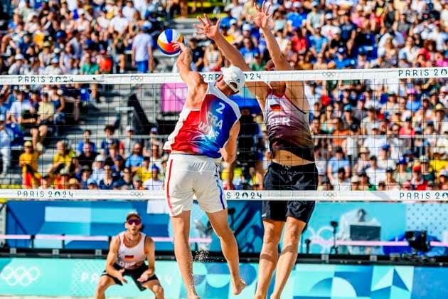 FRA, Summer Olympics Paris 2024, Beach Volleyball , Preliminary Round Group C, Match 3, Ehlers Wickler GER vs Bassereau Lyneel FRA 30 07 2024, Champ de Mars, Paris, FRA, Summer Olympics Paris 2024, Beach Volleyball , Preliminary Round Group C, Match 3, Ehlers Wickler GER vs Bassereau Lyneel FRA , in the picture Lyneel Julien FRA with Ehlers Nils GER and Wickler Clemens GER nordphotoxGmbHx xStraubmeier nph00004