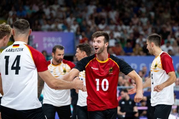 ZENGER Julian Germany, 10 and team celebrate winning a point, FRA, Olympic Games Paris 2024, Volleyball, Men, United States of America USA vs. Germany GER , Group Stage, Pool C, 30 07 2024 FRA, Olympic Games Paris 2024, Volleyball, Men, United States of America USA vs. Germany GER , Group Stage, Pool C, 30 07 2024 Paris Copyright: xEibner-Pressefoto Memmlerx EP_MMR