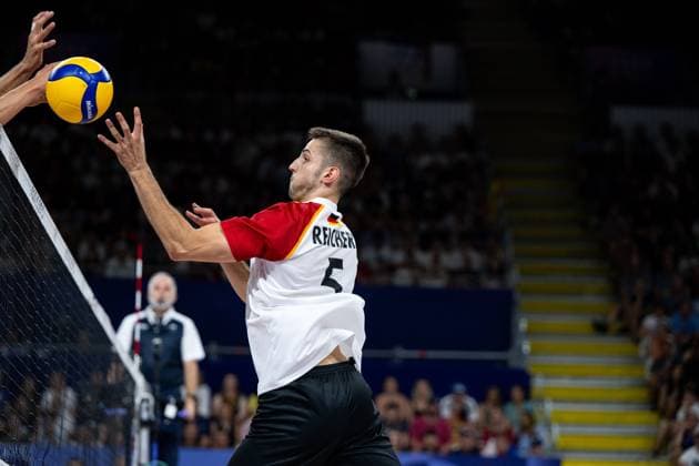 REICHERT Moritz Germany, 05 on the ball at the net, FRA, Olympic Games Paris 2024, Volleyball, Men, United States of America USA vs. Germany GER , Group stage, Pool C, 30 07 2024 FRA, Olympic Games Paris 2024, Volleyball, Men, United States of America USA vs. Germany GER , Group stage, Pool C, 30 07 2024 Paris Copyright: xEibner-Pressefoto Memmlerx EP_MMR