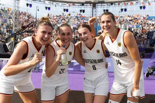 Joy about the victory over the USA by Marie REICHERT GER, 6 , Svenja BRUNCKHORST GER, 21 , Elisa MEVIUS GER, 8 and Sonja GREINACHER GER, 14 , Cheers, joy, laughter 3x3 Basketball Women Germany GER vs United States of America USA , Final score 17 13, preliminary round, game 1, on 30 07 2024, Olympic Games Paris 2024 France Â