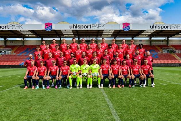 SpVgg Unterhaching 3 Liga, portrait date 2024 2025, team photo, back row from left Markus Schwabl, Dominique Girtler, Tim Hoops, Ben Schlicke, Julian Kügel, Lenn Jastremski, Luc Ihorst, Viktor Zentrich, Timon Obermeier, Nils Ortel 3 row from left Wesley Krattenmacher, Florian Schmid, Dennis Waidner, Thomas Winkelbauer, Sebastian Maier, Manuel Stiefler, Robin Littig, Boipelo Mashigo, Maximilian Hennig, Noa Gabriel Simic, Gibson Nana Adu 2nd row from left Benjamin Opel Physiotherapist , Stefan Schwabl Supervisor , Manfred Sommer Team Manager , Wolfgang Sonnhauser Co Coach , Thomas Kasparetti Co Coach , Marc Unterberger Head Coach , Matthias Luginger Co Coach , Sebastian Wolf Goalkeeper Coach , Dennis Göller Athletic Trainer , Björn Bauer Physiotherapist , Marc Endreß Co Trainer , Wolfgang Holste Team Manager Pros Bottom row from left Ben Westermeier, Fynn Seidel, Andy Breuer, Max Lamby, Kai Eisele, Konstantin Heide, Fabian Scherger, Tim Hannemann, Alexander Leuthard, Simon Skarlatidis, Nick Kaulfers, Felix Lautenbacher xslx
