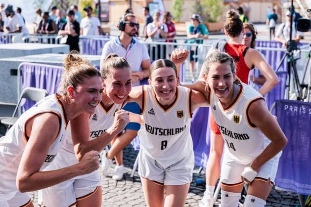 FRA, Paris, Olympic Games Paris 2024, 01 08 2024, 3x3 Basketball Women Germany Canada, La Concorde 1 Cheers from the German women after the victory against Canada Marie Reichert Germany, 6 , Svenja Brunckhorst Germany, 21 , Elisa Mevius Germany, 8 , Sonja Greinacher Germany, 14 Copyright: HMBxMedia SteffiexWunderl