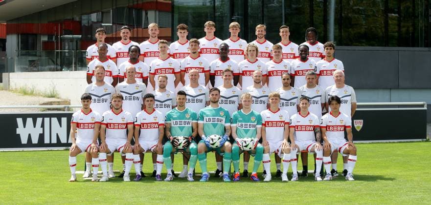 Stuttgart , VfB Stuttgart II 3 Liga, portrait date 2024 2025, team photo, top row from left to right 15 Luan Simnica, 19 Jakov Suver, 6 Alexander Groiß, 4 Michael Glück, 25 David Tritschler, 20 Leon Reichardt, 29 Dominik Nothnagel, 13 Leonhard Münst, 44 Mohamed Sankoh Second row from left to right 27 Jarzinho Malanga, 17 Maurice Boakye, 22 Paulo Fritschi, 23 Elton Krasniqi, 2 Kaden Amaniampong, 36 Tino Kaufmann, 3 Frederik Schumann, 11 Benjamin Boakye, 10 Raul Paula Third row from left to right Head coach Markus Fiedler, co-coach Oliver Barth, co-coach analysis Mischa Leibfarth, goalkeeping coach Kai Rabe, athletics coach Timm Zudrell, athletics coach Benedikt Kosak, physiotherapist Amine Rahmoun, Equipment manager Jürgen Möhrle, coach Rolf Reile Front row from left to right 14 Semih Kara, 18 Lukas Laupheimer, 39 Alexandre Azevedo, 28 Dominik Draband, 1 Dennis Seimen, 33 Finn Böhmker, 32 Tom Barth, 30 Nicolas Sessa, 42 Rinto Hanashiro