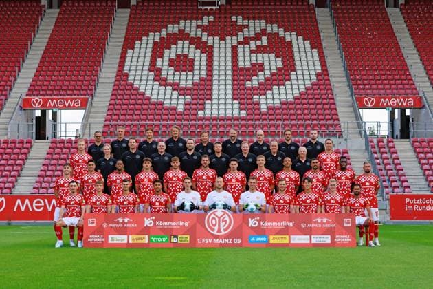 Soccer 1 Bundesliga Official Team Photo 1 FSV Mainz 05 28 07 24, Top row Sven Herzog Head of Performance , Axel Busenkell Head of Rehabilitation , Jonas Grünewald Deputy Head of Performance , Stephan Kuhnert Goalkeeper Coach , Bo Henriksen Head Coach , Michael Silberbauer Co Coach , Mikkel Jespersen Co Coach , Sören Hartung Co Coach , Jannes Ehresmann Video Analysis Middle Top Andreas Hanche Olsen, Dr Kathrin Stelzer Physician , Dr Philipp Appelmann Physician , Stefan Kamilli Physiotherapist , Steffen Tröster Physiotherapist , Nico Hölzel Physiotherapist , Daniel Henkes Physiotherapist , Torsten Körner Equipment Manager , Walter Notter Equipment Manager , Dominik Kohr Center Bottom Brajan Gruda, Nadiem Amiri, Edimilson Fernandes, Maxim Dal, Maxim Leitsch, Stefan Bell, Anthony Caci, Nelson Weiper, Aymen Barkok, Karim Onisiwo, Danny da Costa, Marco Richter Front row Paul Nebel, Niklas Veratschnig, Tom Krauß, Armindo Sieb, Lasse Rieß, Robin Zentner, Daniel Batz, Silvan Widmer, Jae sung Lee, Jonathan Burkardt, Phillipp Mwene,