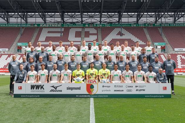 FC Augsburg 1 BL, portrait appointment 2024 2025, team photo, top row from left Mahmut Kücüksahin, Elvis Rexhbecaj, Fredrik Jensen, Arne Engels, Irvin Cardona, Arne Maier, Keven Schlotterbeck, Jeffrey Gouweleeuw, Yusuf Kabadayi, Kristijan Jakic, Mert Kömür, Lukas Petkov, 3rd row from left Physiotherapist Alexander Ablaß, masseur Samuel da Costa Pacheco, Steve Mounie, Phillip Tietz, Samuel Essende, Patric Peiffer, Felix Uduokhai, Noahkai Banks, Tim Breithaupt, Maximilian Bauer, physiotherapist Martin Miller, physiotherapist Nikolaus Guschl, 2nd row from left team doctor Dr. Jens Otto, team doctor Dr. Karsten Bogner, team doctor Dr. Andreas Weigel, Rehab and athletic trainer Andreas Bäumler, rehab and athletic trainer Frank Roßner, rehab and athletic trainer Quirin Löppert, rehab and athletic trainer Christian Hahn, co-trainer Lars Knudsen, head coach Jess Thorup, co-trainer Jacob Friis, goalkeeper trainer Marco Langner, game and video analyst Lukas Kling, game and video analyst Benedikt Brust, Team Coordinator Jan Reckord, bottom row from left Team Manager Philipp Dolla, Mads Pedersen, Masaya Okugawa, Niklas Dorsch, Robert Gumny, Finn Dahmen, Nediljko Labrovic, Daniel Klein, Henri Koudossou, Dimitrios Giannoulis, Ruben Vargas, Nathanael Mbuku, Team Manager Salvatore Belardo