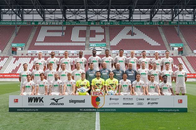 FC Augsburg 1 BL, portrait appointment 2024 2025, team photo, back row from left Fredrik Jensen, Steve Mounie, Phillip Tietz, Samuel Essende, Patric Peiffer, Felix Uduokhai, Noahkai Banks, Tim Breithaupt, Maximilian Bauer, Kristijan Jakic, Keven Schlotterbeck Middle row from left Mahmut Kücüksahin, Elvis Rexhbecaj, Arne Engels, Irvin Cardona, Arne Maier, Co-coach Lars Knudsen, head coach Jess Thorup, co-coach Jacob Friis, goalkeeping coach Marco Langner, Jeffrey Gouweleeuw, Yusuf Kabadayi, Mert Kömür, Lukas Petkov Front row from left Mads Pedersen, Masaya Okugawa, Niklas Dorsch, Robert Gumny, Finn Dahmen, Nediljko Labrovic, Daniel Klein, Henri Koudossou, Dimitrios Giannoulis, Ruben Vargas, Nathanael Mbuku,