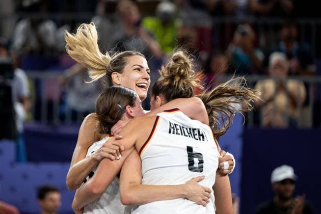 GREINACHER Sonja Germany, 14 , MEVIUS Elisa Germany, 08 , REICHERT Marie Germany, 06 , BRUNCKHORST Svenja Germany, 21 celebrate victory and the gold medal, FRA, Olympic Games Paris 2024, Germany GER vs Spain ESP , 3x3 Basketball, Womens Final, 05 08 2024 FRA, Olympic Games Paris 2024, Germany GER vs Spain ESP , 3x3 Basketball, Womens Final, 05 08 2024 Paris Copyright: xEibner-Pressefoto Memmlerx EP_MMR