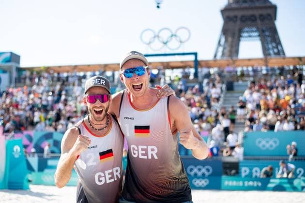 EHLERS Nils, WICKLER Clemens Germany vs BOERMANS Stefan, de GROOT Yorick Netherlands , pictured EHLERS Nils, WICKLER Clemens Germany celebrating their victory, FRA, Olympic Games Paris 2024, Beach volleyball, Mens quarter-finals, 06 08 2024 FRA, Olympic Games Paris 2024, Beach volleyball, Mens quarter-finals, 06 08 2024 Paris Copyright: xEibner-Pressefoto Memmlerx EP_MMR