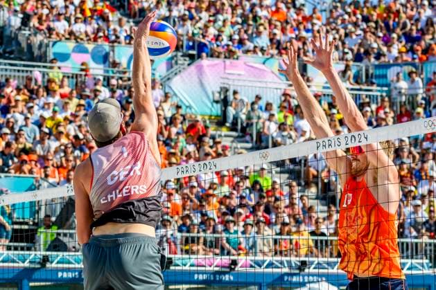 FRA, Summer Olympics Paris 2024, Beach Volleyball , Men , Quarterfinals EHLERS WICKLER GER vs BOERMANS DE GROOT 06 08 2024, Champ de Mars, Paris, FRA, Summer Olympics Paris 2024, Beach Volleyball , Men , Quarterfinals EHLERS WICKLER GER vs BOERMANS DE GROOT, in the picture Nils Ehlers GER scores the point against de GROOT Yorick NED nordphotoxGmbHx xStraubmeier nph00004