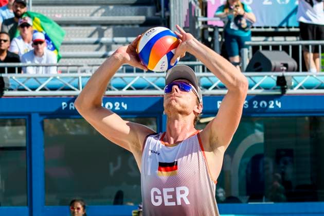 FRA, Summer Olympics Paris 2024, Beach Volleyball , Men , Quarter-finals EHLERS WICKLER GER vs BOERMANS DE GROOT 06 08 2024, Champ de Mars, Paris, FRA, Summer Olympics Paris 2024, Beach Volleyball , Men , Quarter-finals EHLERS WICKLER GER vs BOERMANS DE GROOT, in the picture Nils Ehlers GER nordphotoxGmbHx xStraubmeier nph00004