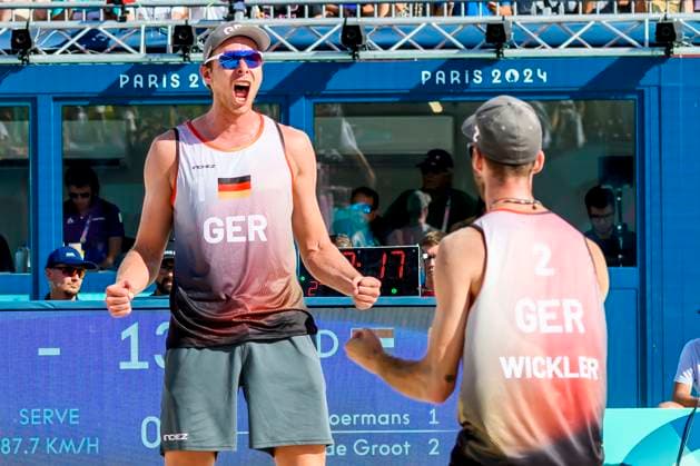 FRA, Summer Olympics Paris 2024, Beach Volleyball , Men , Quarterfinals EHLERS WICKLER GER vs BOERMANS DE GROOT 06 08 2024, Champ de Mars, Paris, FRA, Summer Olympics Paris 2024, Beach Volleyball , Men , Quarterfinals EHLERS WICKLER GER vs BOERMANS DE GROOT, in the picture Nils Ehlers GER cheering with Clemens Wickler GER nordphotoxGmbHx xStraubmeier nph00004