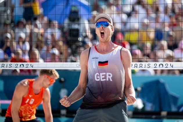 EHLERS Nils, WICKLER Clemens Germany vs BOERMANS Stefan, de GROOT Yorick Netherlands , pictured EHLERS Nils Germany celebrates winning the set, FRA, Olympic Games Paris 2024, beach volleyball, mens quarter-finals, 06 08 2024 FRA, Olympic Games Paris 2024, beach volleyball, mens quarter-finals, 06 08 2024 Paris Copyright: xEibner-Pressefoto Memmlerx EP_MMR