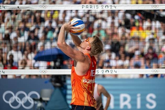 EHLERS Nils, WICKLER Clemens Germany vs BOERMANS Stefan, de GROOT Yorick Netherlands , in the picture BOERMANS Stefan Netherlands on the ball,FRA, Olympic Games Paris 2024, Beach Volleyball, Mens Quarterfinals, 06 08 2024 FRA, Olympic Games Paris 2024, Beach Volleyball, Mens Quarterfinals, 06 08 2024 Paris Copyright: xEibner-Pressefoto Memmlerx EP_MMR