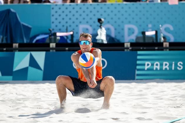 EHLERS Nils, WICKLER Clemens Germany vs BOERMANS Stefan, de GROOT Yorick Netherlands , pictured de GROOT Yorick Netherlands on the ball, FRA, Olympic Games Paris 2024, beach volleyball, mens quarter-finals, 06 08 2024 FRA, Olympic Games Paris 2024, beach volleyball, mens quarter-finals, 06 08 2024 Paris Copyright: xEibner-Pressefoto Memmlerx EP_MMR