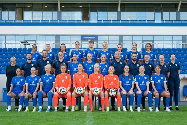 Team shoot FC Carl Zeiss Jena Women for the 2024 2025 season in the Google Pixel Womens Bundesliga on 07 08 2024 in the ad hoc Arena in the Ernst Abbe Sportfeld Jena back row from left Josephine Bonsu, Anja Heuschkel, Anika Metzner, Anna Margraf, Gwen Mummert, Melina Reuter, Felicia Sträßer, Hannah Mesch, Luise Wildner middle row from left Isabelle Knipp Sports Director , Florian Kästner Head Coach , Mathias Buszkowiak Co Coach , Luis Urbig TW Trainer , Merza Julevic, Luca Birkholz, Toma Ihlenburg, Marco Ziermann Team Manager , Andy Scheller Team Coach , Sebastian Brügel Physio , apl Prof Dr Christian Puta Performance and Health , Mikkeline Braun Athletic trainer front row from left Noemi Gentile, Emily Reske, Fiona Gaißer, Laura Kiontke, Mariella El Sherif, Jasmin Janning, Sofie Lehmann, Jalysa Stechemesser, Hannah Lehmann, Lisa Gora ad hoc Arena at Ernst Abbe Sportfeld