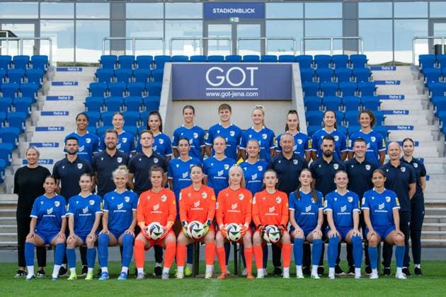 Team shoot FC Carl Zeiss Jena Women for the 2024 2025 season in the Google Pixel Womens Bundesliga on 07 08 2024 in the ad hoc Arena in the Ernst Abbe Sportfeld Jena back row from left Josephine Bonsu, Anja Heuschkel, Anika Metzner, Anna Margraf, Gwen Mummert, Melina Reuter, Felicia Sträßer, Hannah Mesch, Luise Wildner middle row from left Isabelle Knipp Sports Director , Florian Kästner Head Coach , Mathias Buszkowiak Co Coach , Luis Urbig TW Trainer , Merza Julevic, Luca Birkholz, Toma Ihlenburg, Marco Ziermann Team Manager , Andy Scheller Team Coach , Sebastian Brügel Physio , apl Prof Dr Christian Puta Performance and Health , Mikkeline Braun Athletic trainer front row from left Noemi Gentile, Emily Reske, Fiona Gaißer, Laura Kiontke, Mariella El Sherif, Jasmin Janning, Sofie Lehmann, Jalysa Stechemesser, Hannah Lehmann, Lisa Gora ad hoc Arena at Ernst Abbe Sportfeld