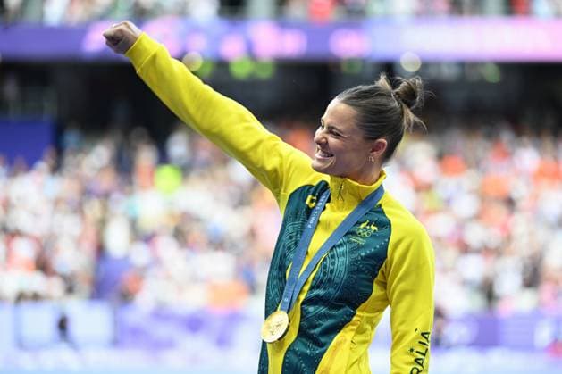 OLY24 ATHLETICS, Gold medallist Australian pole vaulter Nina Kennedy poses with her gold medal on the podium after she won the Women s Pole Vault Final at the Stade de France in Saint-Denis, as part of the 2024 Paris Summer Olympic Games, Olympische Spiele, Olympia, OS in, France, Thursday, August 08, 2024. ( NO ARCHIVING, EDITORIAL USE ONLY, NO USE IN BOOKS WITHOUT CONSENT SAINT-DENIS FRANCE Copyright: xDEANxLEWINSx 20240809144597321753