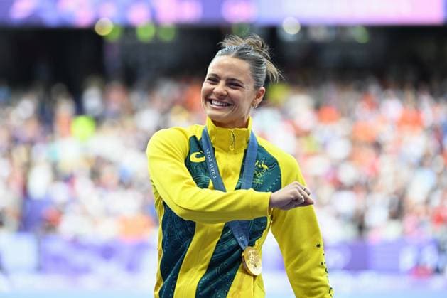 OLY24 ATHLETICS, Gold medallist Australian pole vaulter Nina Kennedy poses with her gold medal on the podium after she won the Women s Pole Vault Final at the Stade de France in Saint-Denis, as part of the 2024 Paris Summer Olympic Games, Olympische Spiele, Olympia, OS in, France, Thursday, August 08, 2024. ( NO ARCHIVING, EDITORIAL USE ONLY, NO USE IN BOOKS WITHOUT CONSENT SAINT-DENIS FRANCE Copyright: xDEANxLEWINSx 20240809160827991932
